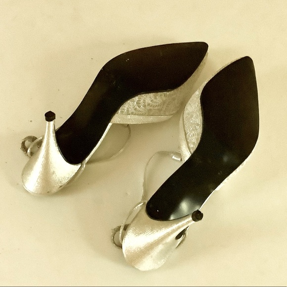 Vintage Silver Metallic Leather Lace Sling Back Heels 2 1/2” USA Jacques Levine - Picture 4 of 4